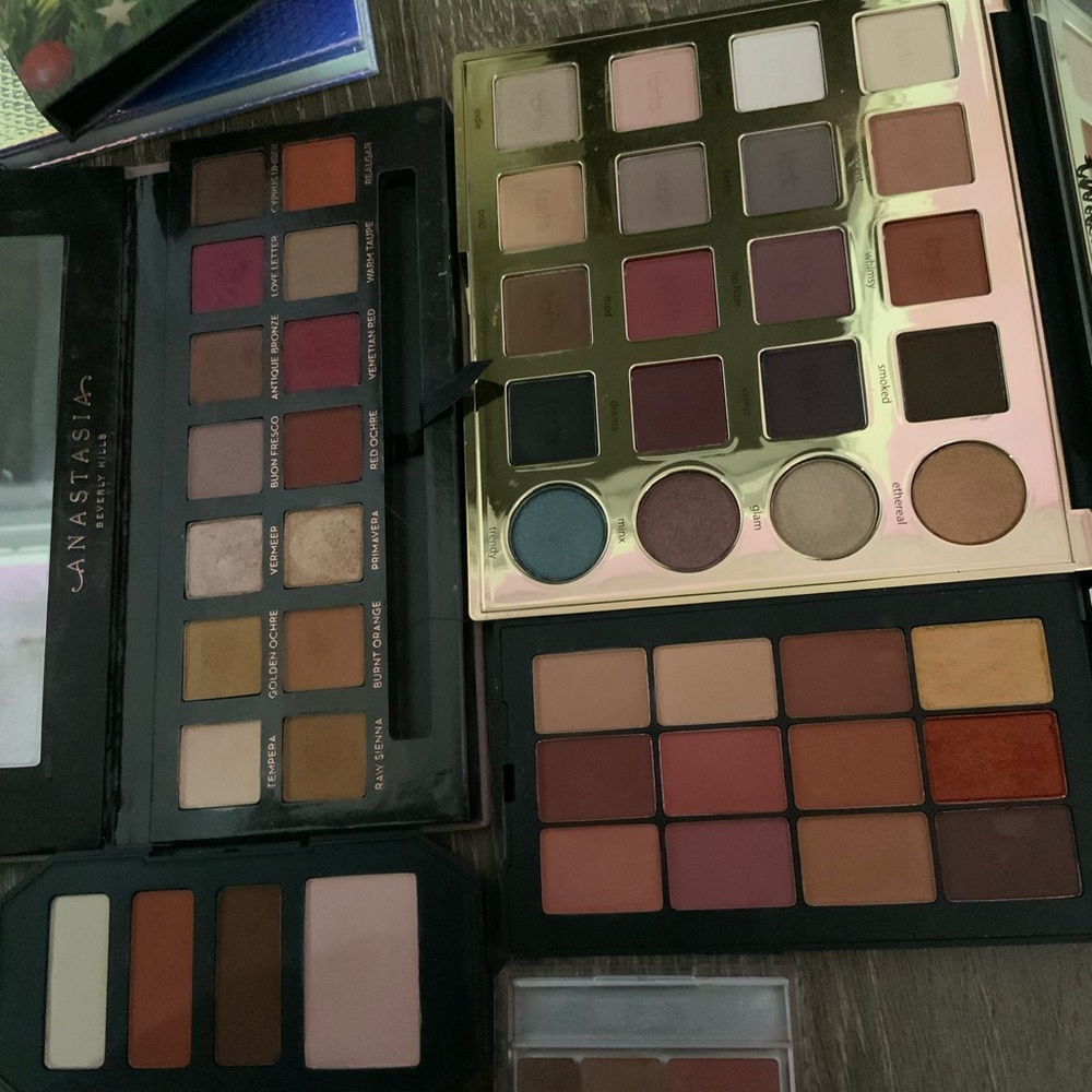 Eyeshadow bundles. Tart Anastasia